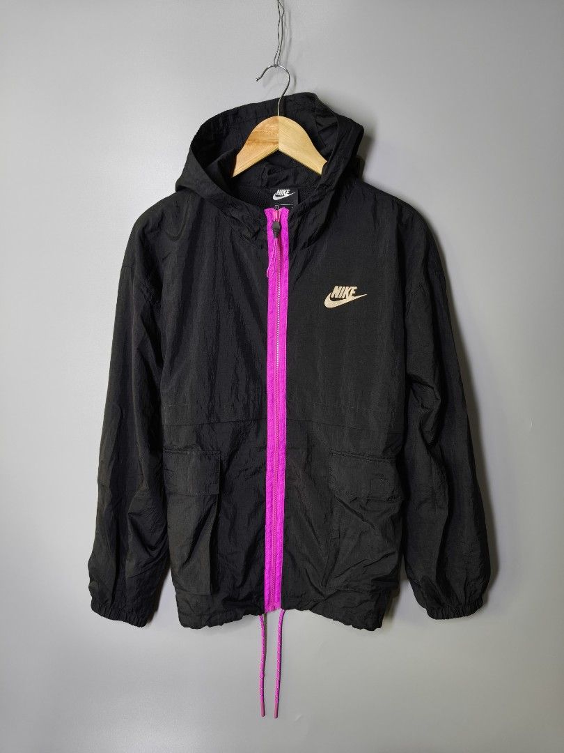 Nike Wind breaker (Category: Coats, Jackets and Outerwear) located in Baguio. Submitted by modern6tone6 (Listing ID 1470026434, Image 1). Description: Like new 9.8/10 color rate Large on tag 23 Width 26 Length.