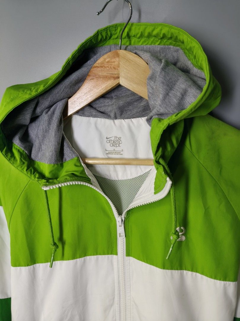 Nike Windbreaker (Category: Coats, Jackets and Outerwear) located in Baguio. Submitted by modern6tone6 (Listing ID 1470026259, Image 3). Description: Like new 9.8/10 color rate Large on tag, youth size Best fit (xsmall-small).