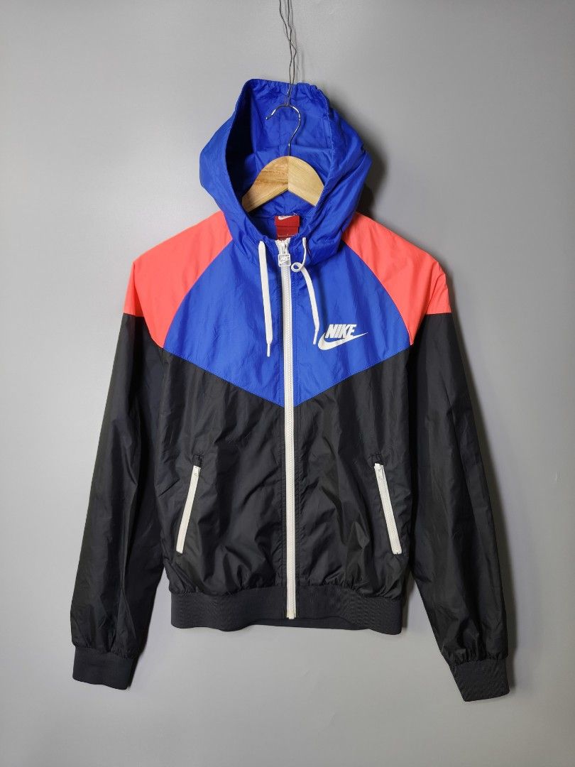 Nike Windbreaker (Category: Coats, Jackets and Outerwear) located in Baguio. Submitted by modern6tone6 (Listing ID 1470028336, Image 1). Description: Like new 9.8/10 color rate Large on tag for womens.