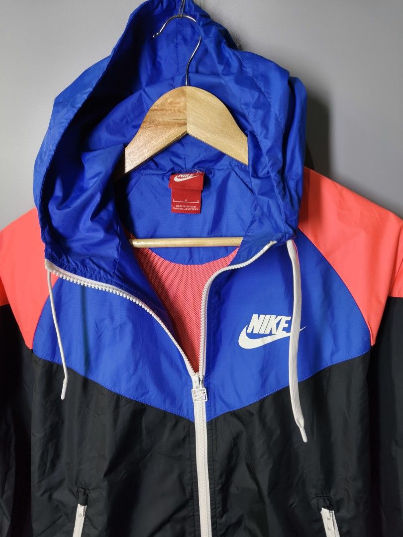 Nike Windbreaker (Category: Coats, Jackets and Outerwear) located in Baguio. Submitted by modern6tone6 (Listing ID 1470028336, Image 3). Description: Like new 9.8/10 color rate Large on tag for womens.