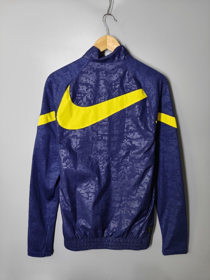 Nike Windbreaker (Category: Coats, Jackets and Outerwear) located in Baguio. Submitted by modern6tone6 (Listing ID 1470028571, Image 2). Description: Like new 9.8/10 color rate Small on tag 20 Width 28 Length.