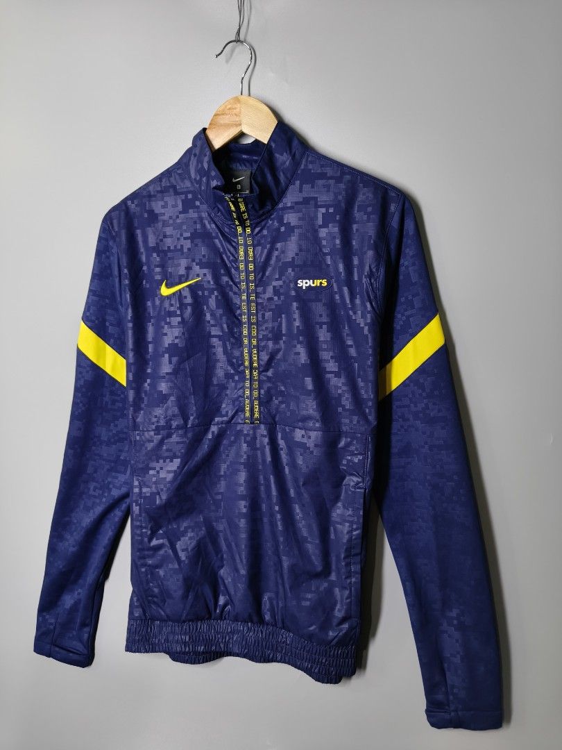 Nike Windbreaker (Category: Coats, Jackets and Outerwear) located in Baguio. Submitted by modern6tone6 (Listing ID 1470028571, Image 3). Description: Like new 9.8/10 color rate Small on tag 20 Width 28 Length.