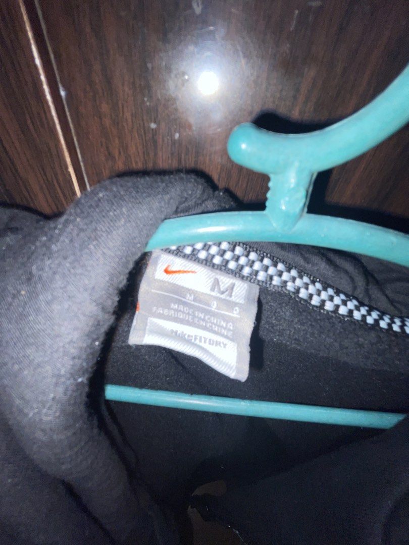 NIKE Zip up Jacket (Category: Activewear) located in Marikina City. Submitted by prelovedbyshams.sy (Listing ID 1470085664, Image 2). Description: .
