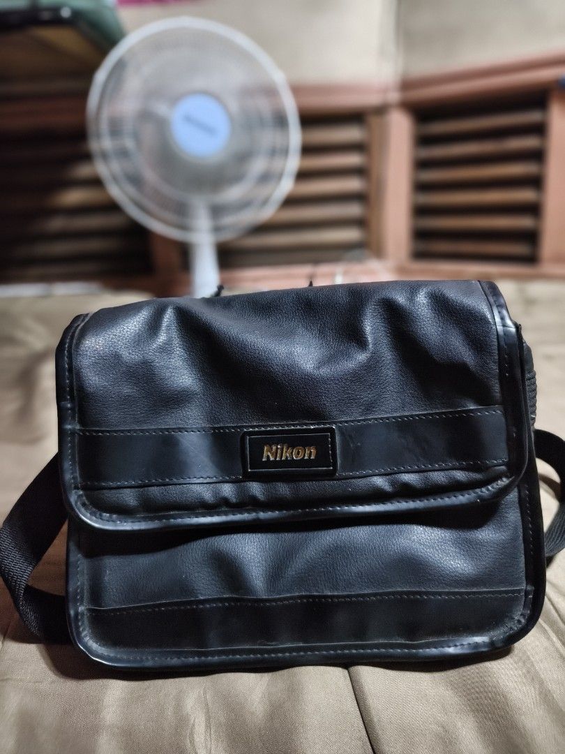 Nikon Camera bag (Category: Camera Bags & Carriers) located in Santa Cruz. Submitted by lesterpogs30 (Listing ID 1470087537, Image 2). Description: Nikon camera bag excellent condition leather.