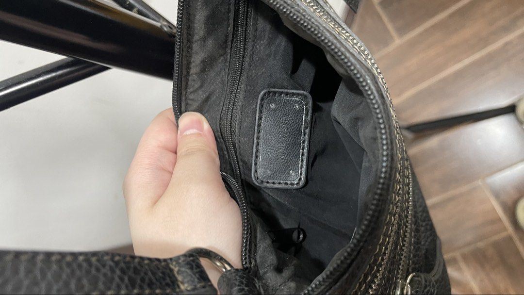 Nine West Crossbody Bag (Category: Cross-body Bags) located in Manila. Submitted by to_ri (Listing ID 1470079188, Image 3). Description: 🛍️ PRODUCT DETAILS Material: PU Leather 📌 TERMS & CONDITIONS 💸 Payment first 📦 Shipping: J&T, LBC, Same day delivery couriers 🚫 No returns or refunds ❌ No joy/bogus buyers 💗 Please buy responsibly. Thank you!.