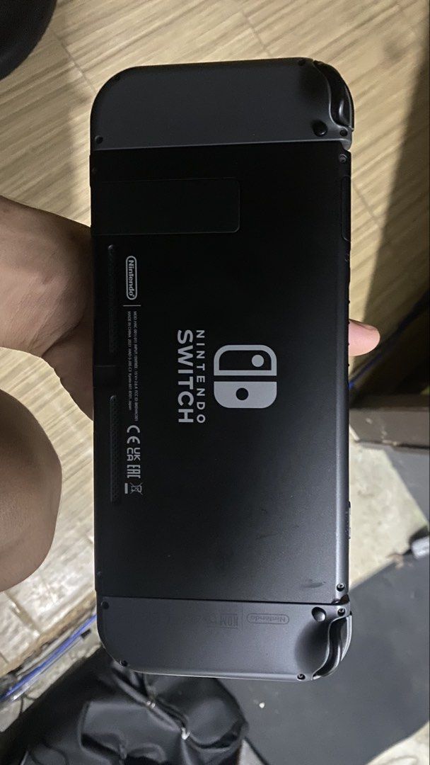 Nintendo switch V2 32gb (Category: Nintendo) located in Manila. Submitted by brightwind-8724 (Listing ID 1469955109, Image 2). Description: Box w/ Complete accessories Double trigger yung r1 minsan, minsan normal naman siya yung crack sa right corner is tempered lang.