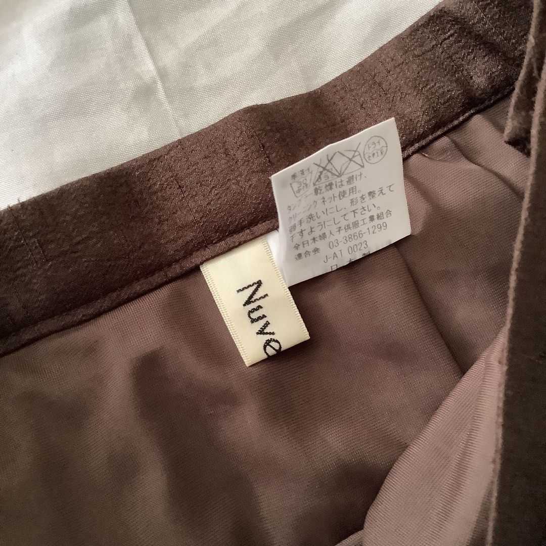 NUVE Brown Pleated Skirt with Double Lining (Category: Skirts) located in Cavite. Submitted by kbyshe_catalog (Listing ID 1470084097, Image 3). Description: w: 23-24l: 32 inches with zipper double lining branded by Nuve.