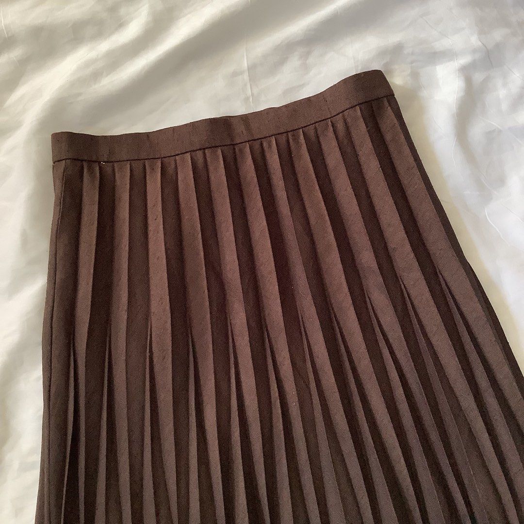 NUVE Brown Pleated Skirt with Double Lining (Category: Skirts) located in Cavite. Submitted by kbyshe_catalog (Listing ID 1470084097, Image 2). Description: w: 23-24l: 32 inches with zipper double lining branded by Nuve.