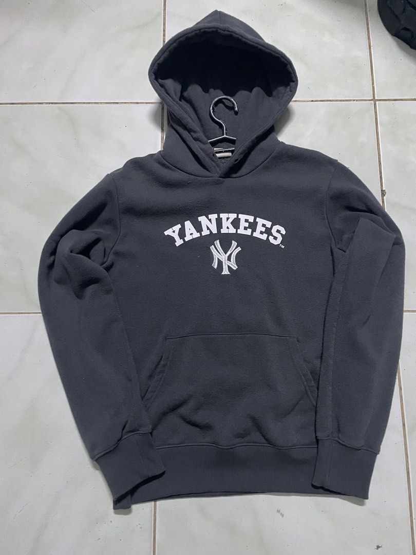 NY YANKEES HOODIE (Category: Hoodies) located in Manila. Submitted by ckthrift (Listing ID 1470072308, Image 1). Description: .