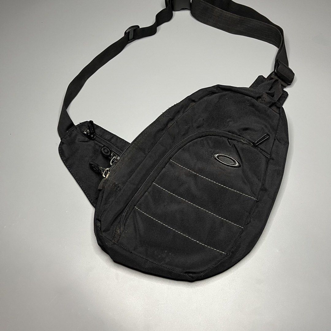 OAKLEY CROSSBODY BAG (Category: Sling Bags) located in Manila. Submitted by aaaaaahhhhhh (Listing ID 1470080644, Image 3). Description: No tags Good Condition Lalamove or J&t Express + Shipping fee.