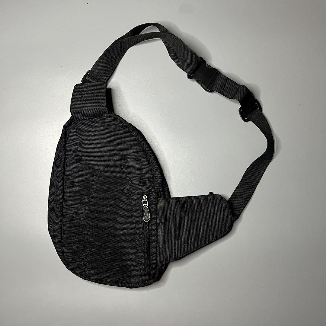OAKLEY CROSSBODY BAG (Category: Sling Bags) located in Manila. Submitted by aaaaaahhhhhh (Listing ID 1470080644, Image 2). Description: No tags Good Condition Lalamove or J&t Express + Shipping fee.