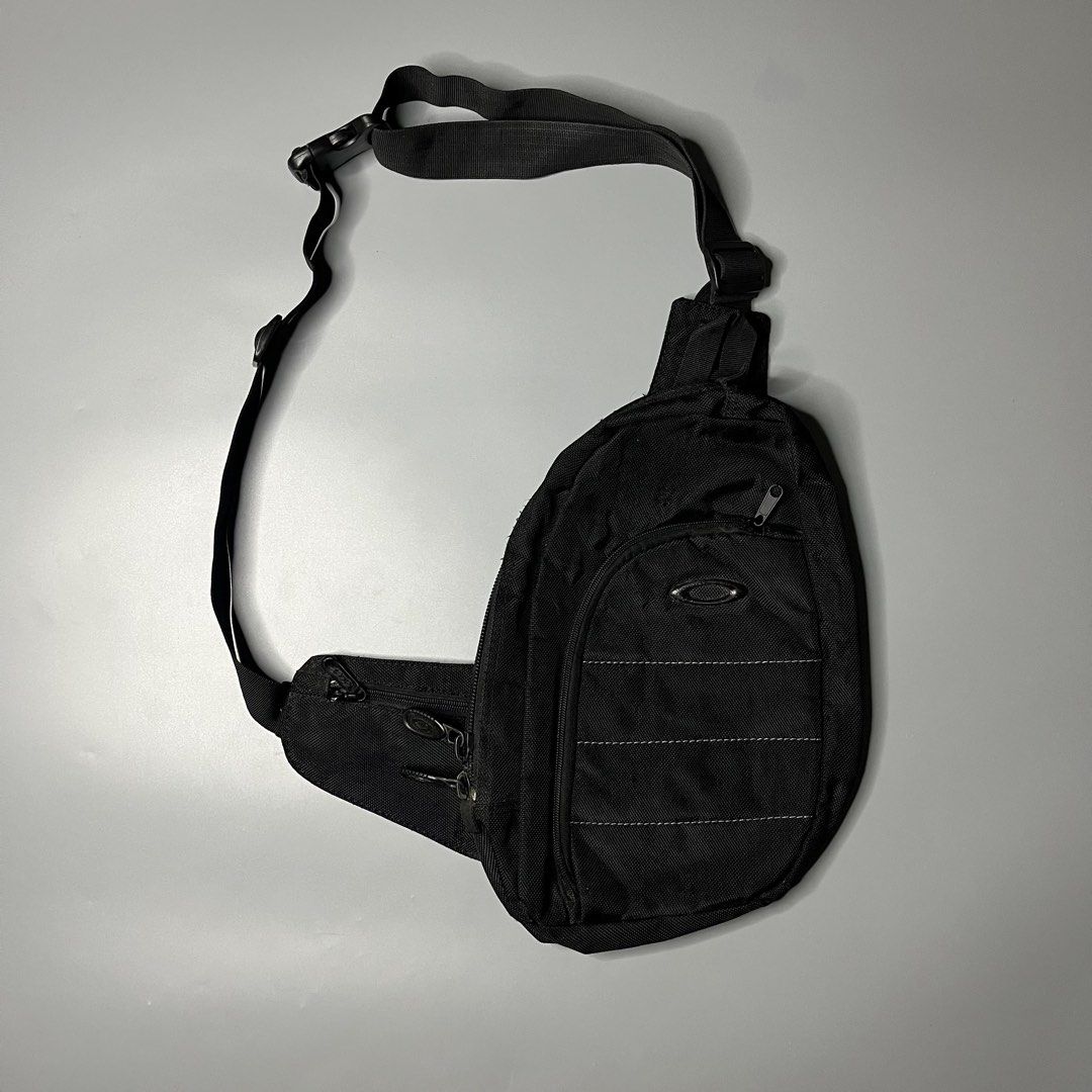 OAKLEY CROSSBODY BAG (Category: Sling Bags) located in Manila. Submitted by aaaaaahhhhhh (Listing ID 1470080644, Image 1). Description: No tags Good Condition Lalamove or J&t Express + Shipping fee.