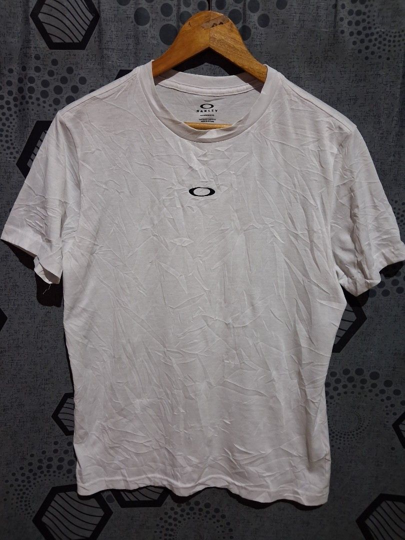 Oakley Enhanced QD SS Tee (Category: Tshirts & Polo Shirts ) located in Maasin. Submitted by ukayniyong (Listing ID 1470085999, Image 1). Description: Fresh from bale Needwash No Crack.
