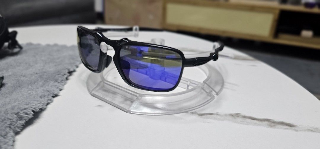 Oakley Sunglasses with Case (Category: Sunglasses & Eyewear) located in Mabalacat. Submitted by hizoka122415 (Listing ID 1469960272, Image 2). Description: - Frame Color: Black - Lens Type: Purple mirrored, clean and well-kept - Ideal Use: Great for driving and outdoor activities on sunny days - Inclusions: Original hard case and soft microfiber pouch - Condition: Excellent, well-cared for 10/10 lens 10/10 frame 10/10 lens .