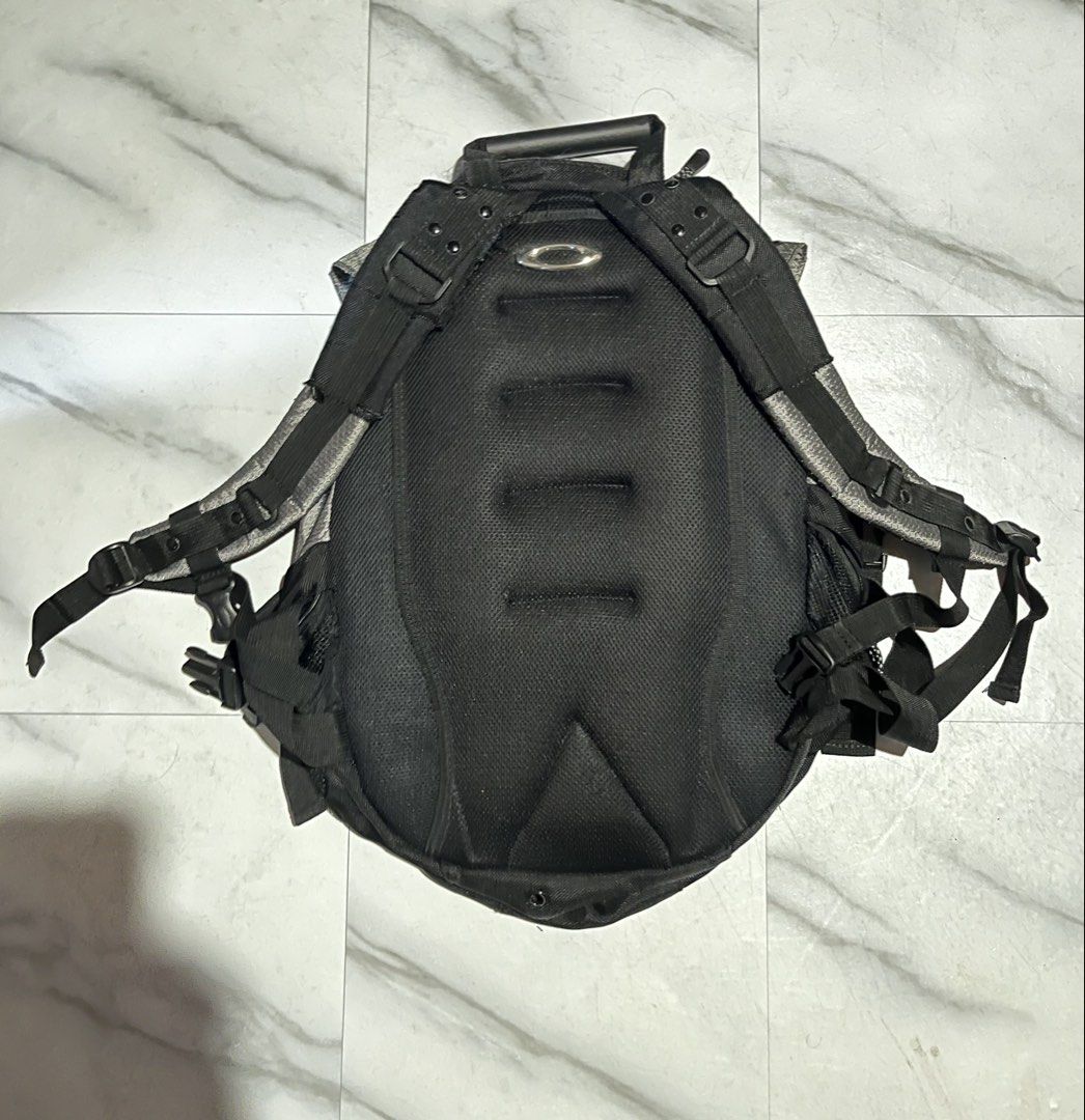 Oakley Technical Grey Black Backpack (Category: Backpacks) located in Cavite. Submitted by christianzuuu (Listing ID 1469959461, Image 3). Description: - Brand: Oakley - Legit/ Off lang - Color: Grey and Black - Style: Outdoor gear / Urban utility - Design: Structured geometric pattern panels with heavy-duty buckles - Comfort: Padded mesh back panel for support and breathable wear - Straps: Adjustable padded shoulder straps with snap button adjus