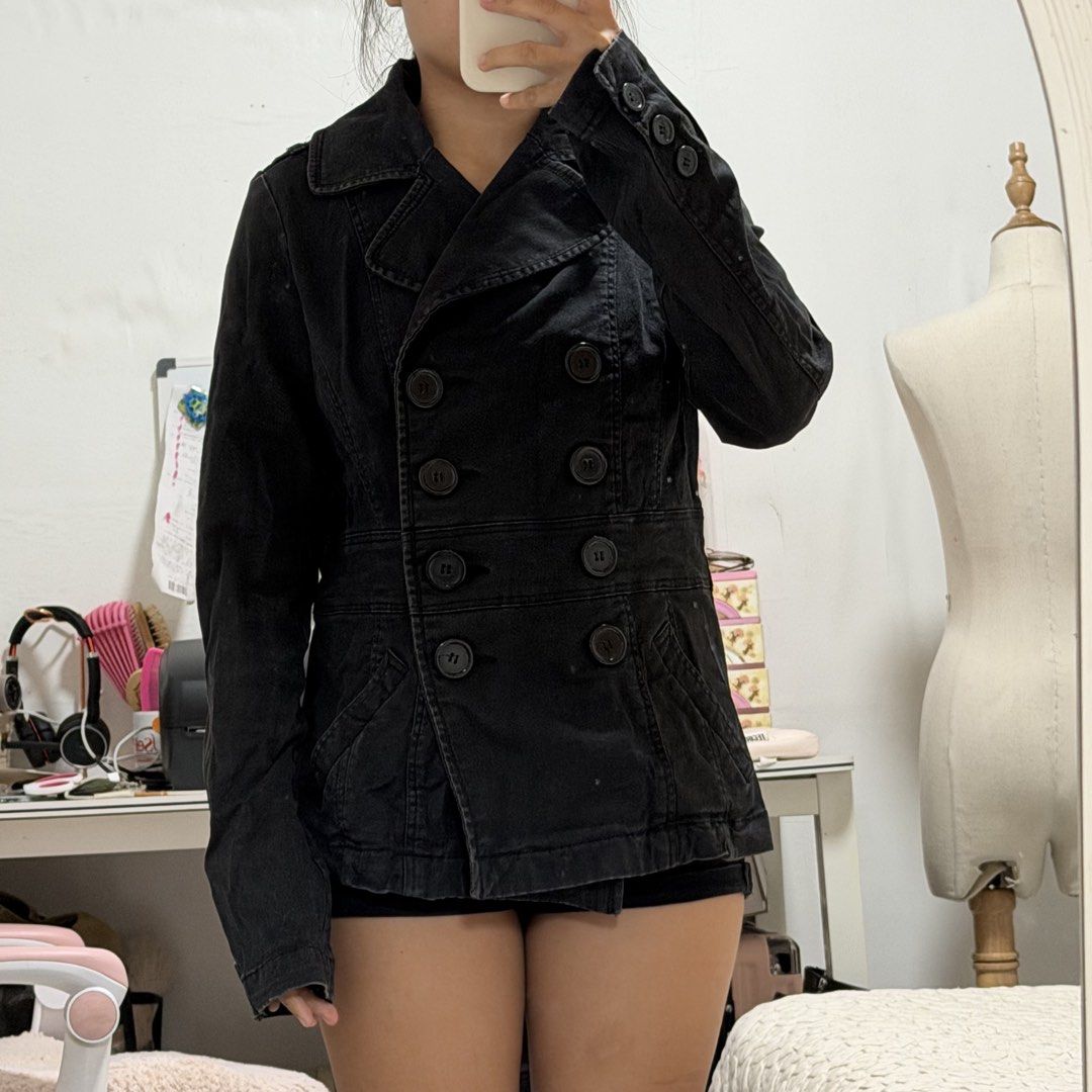 Office Siren Preppy BLACK292 | NET | Black Double-Breasted Structured Jacket | M (Category: Coats, Jackets and Outerwear) located in Tagum. Submitted by denimhaven.clo (Listing ID 1470063293, Image 2). Description: Code: BLACK292 Brand: NET (New Era Teen) Size: Size M Shoulder: 14.5 in. Armhole: 19 in. (stretchy) Chest: 36 in. Length: 24 in. Condition / Issue: None Material: 97% Cotton Details: Structured black double-breasted cotton jacket featu