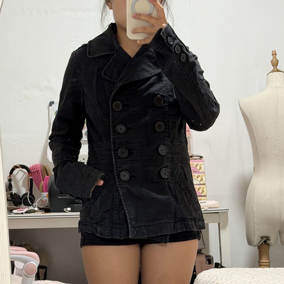 Office Siren Preppy BLACK292 | NET | Black Double-Breasted Structured Jacket | M (Category: Coats, Jackets and Outerwear) located in Tagum. Submitted by denimhaven.clo (Listing ID 1470063293, Image 3). Description: Code: BLACK292 Brand: NET (New Era Teen) Size: Size M Shoulder: 14.5 in. Armhole: 19 in. (stretchy) Chest: 36 in. Length: 24 in. Condition / Issue: None Material: 97% Cotton Details: Structured black double-breasted cotton jacket featu