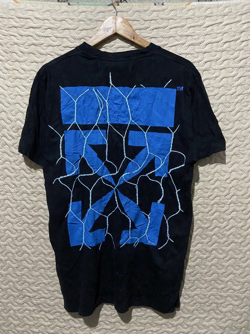 Off-White Fence Arrow Slim T-Shirt (Category: Tshirts & Polo Shirts ) located in Alcala. Submitted by abasolo_jv (Listing ID 1470100613, Image 2). Description: Good Condition 9.5 X collr rate hairline issues 22x30 dimes fresh from bale tey to offer .