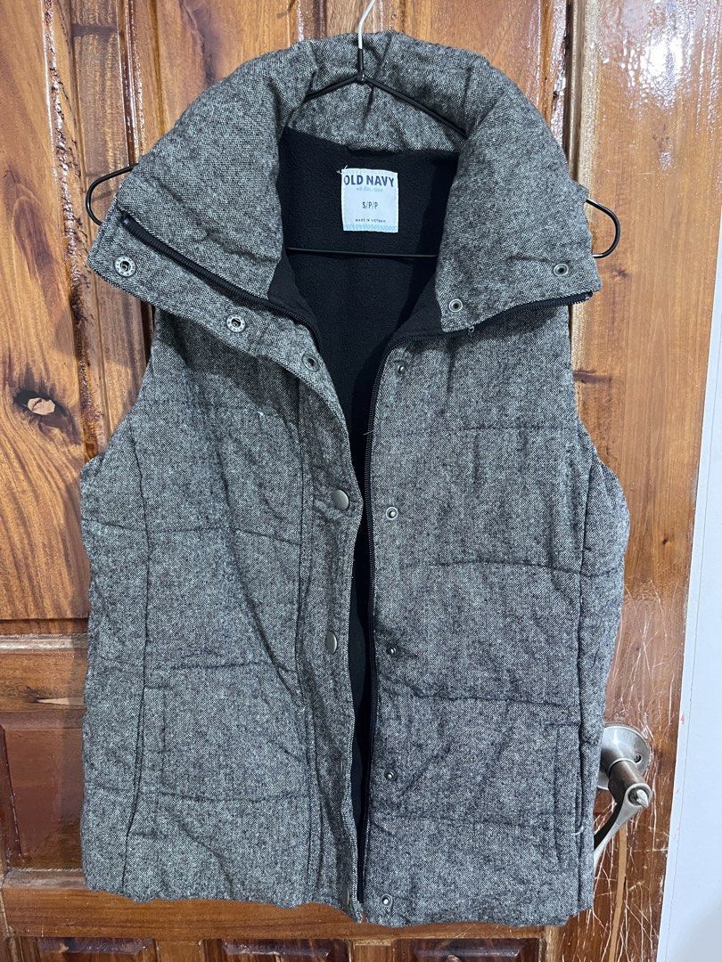 Old Navy Grey Fleece-Lined Puffer Vest Size Small (Category: Others Tops) located in Baguio. Submitted by gbwardrobe (Listing ID 1470057686, Image 1). Description: - Perfect for layering during cold weather.