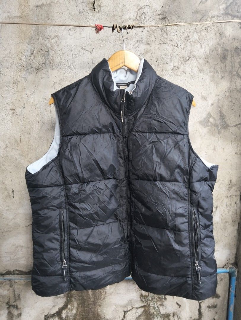 Old navy puffer vest (Category: Coats, Jackets and Outerwear) located in Malolos. Submitted by rthrift2026 (Listing ID 1470036684, Image 1). Description: No issue.