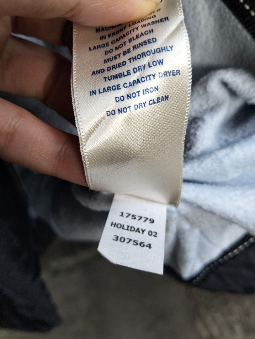 Old navy puffer vest (Category: Coats, Jackets and Outerwear) located in Malolos. Submitted by rthrift2026 (Listing ID 1470036684, Image 3). Description: No issue.