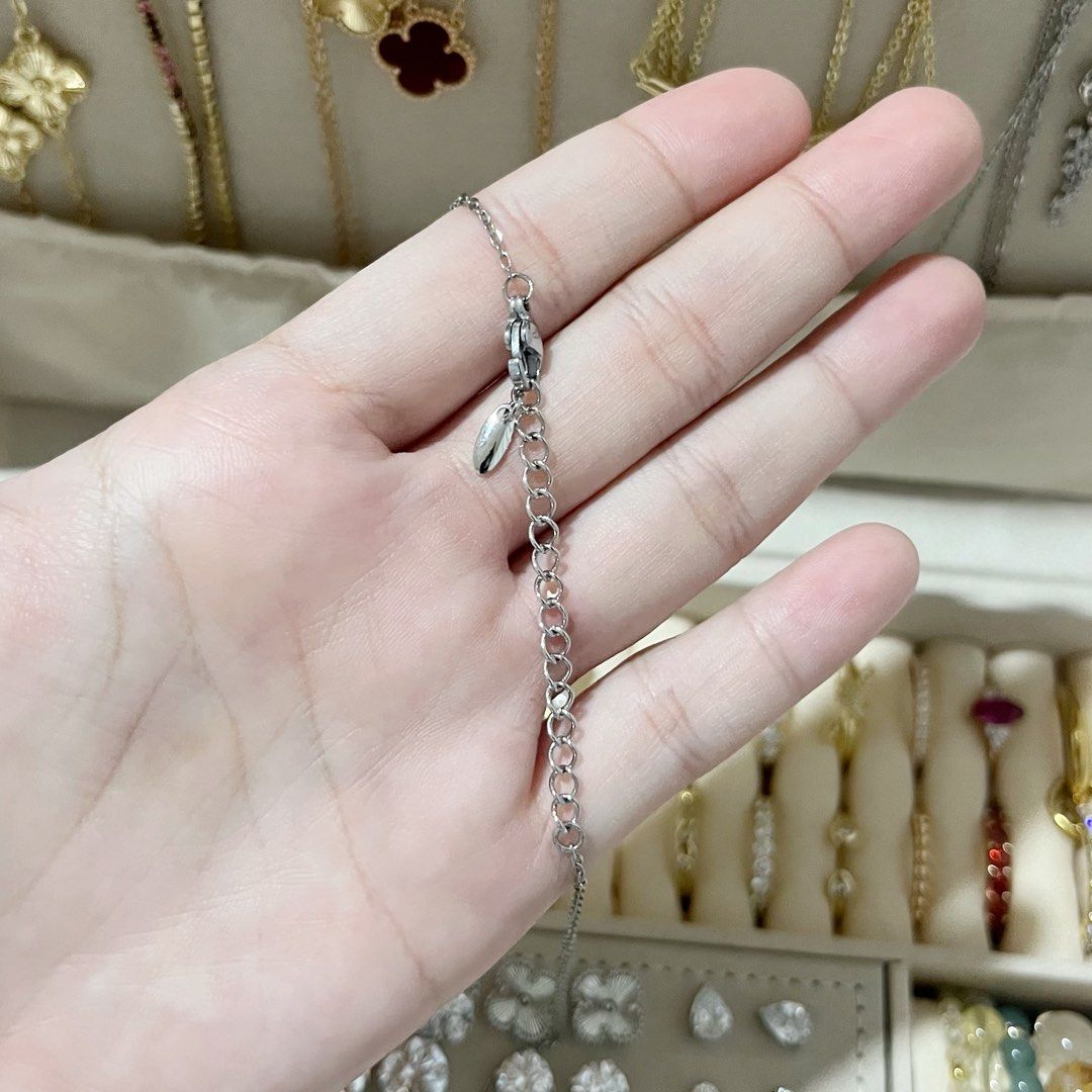 OPEN HEART SILVER NECKLACE (Category: Necklaces) located in Talavera. Submitted by curatedbykhy (Listing ID 1470098268, Image 3). Description: .