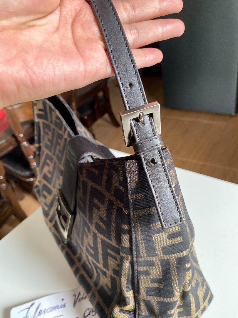 Orig fendi (Category: Luxury Bags & Wallets) located in Tagum. Submitted by luxbagelyas (Listing ID 1470025717, Image 3). Description: with flaws sa strap at may kunting rubs din sa corners maganda pa super tibay bawal sa maselan.