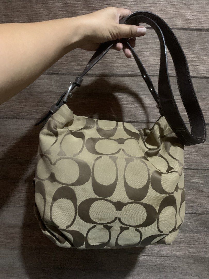 Original Coach Jacquard Convertible Bag (Category: Cross-body Bags) located in Aliaga. Submitted by ukaybags2428 (Listing ID 1469966101, Image 1). Description: Medium May rubs s back Bawal s maarte pwede pang personal use mo .