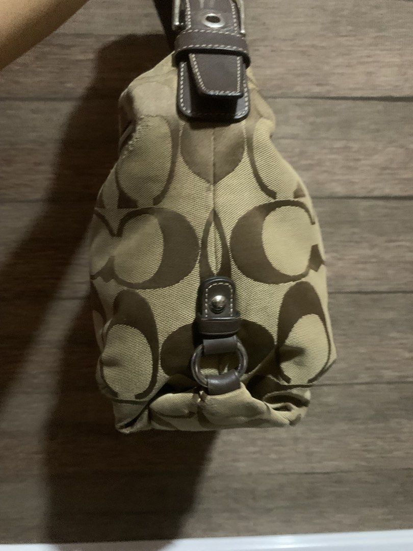 Original Coach Jacquard Convertible Bag (Category: Cross-body Bags) located in Aliaga. Submitted by ukaybags2428 (Listing ID 1469966101, Image 3). Description: Medium May rubs s back Bawal s maarte pwede pang personal use mo .