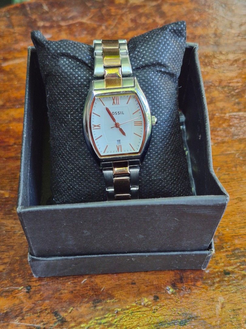Original Fossil Two Tone Watch (Category: Women's Watches) located in Quezon City. Submitted by gbabesy (Listing ID 1470140200, Image 2). Description: Seasonal decluttering ✨️ Good condition, no tarnish Very minimal signs of usage, barely noticeable Battery needs replacing, stored for a while **Original box not available, naitapon na yata lahat kasama inclusions. Will provide alternate box.