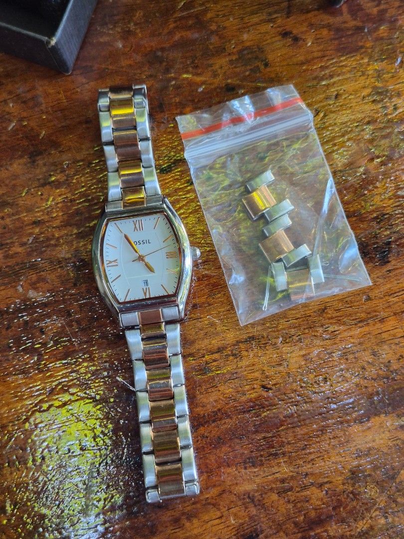 Original Fossil Two Tone Watch (Category: Women's Watches) located in Quezon City. Submitted by gbabesy (Listing ID 1470140200, Image 3). Description: Seasonal decluttering ✨️ Good condition, no tarnish Very minimal signs of usage, barely noticeable Battery needs replacing, stored for a while **Original box not available, naitapon na yata lahat kasama inclusions. Will provide alternate box.