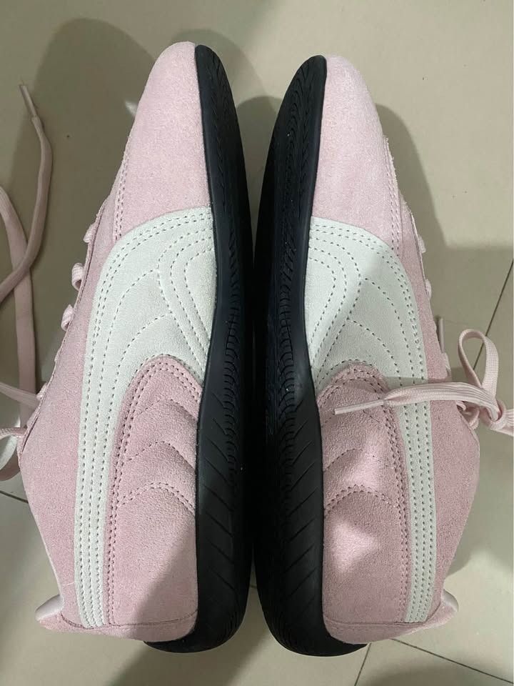 ORIGINAL PINK PUMA SHOES SNEAKERS (Category: Sneakers & Footwear) located in Manila. Submitted by blairwldrf (Listing ID 1470000122, Image 3). Description: ORIGINAL not yet used size us 40 loc: manila ncr buyer will handle shipping fee rfs: di kasya.