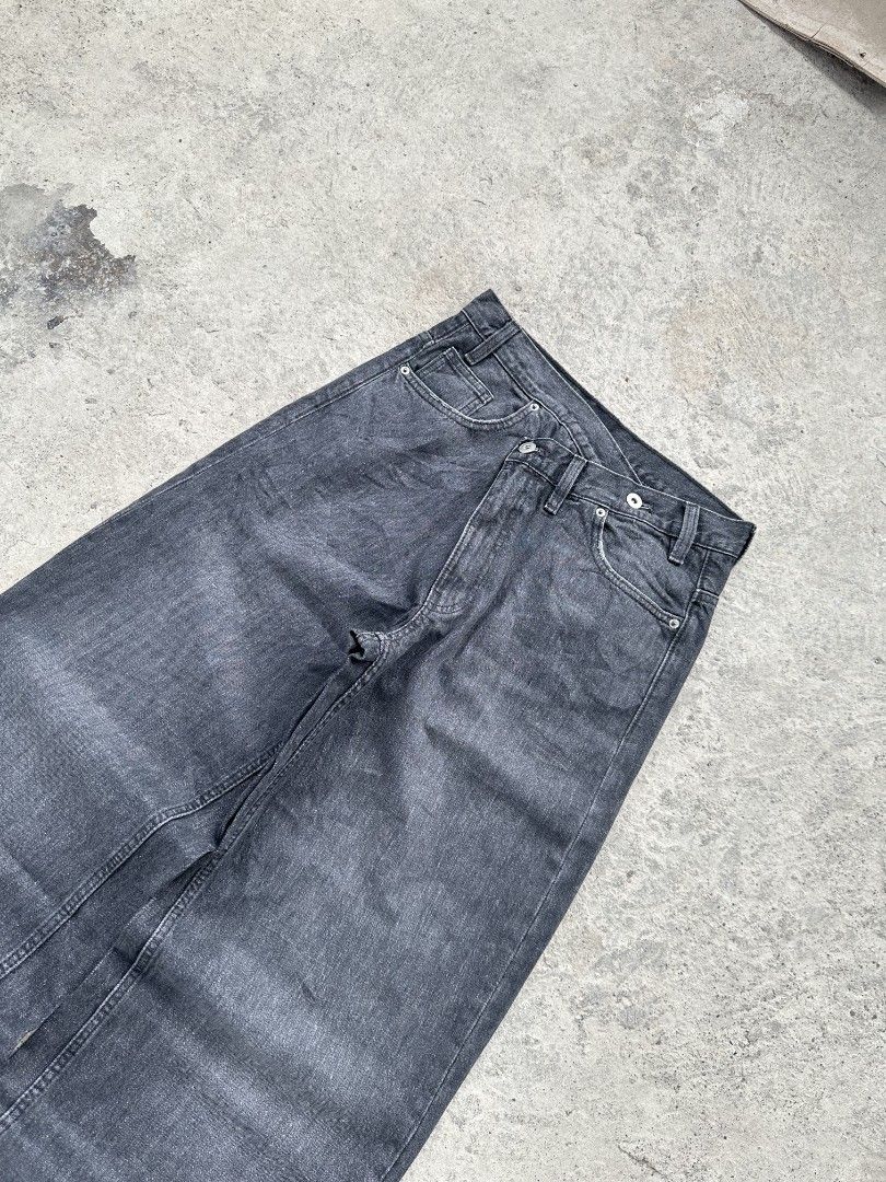 Overlapping waistband baggy pants (Category: Jeans) located in Davao. Submitted by boss_kel (Listing ID 1470096412, Image 3). Description: Waist: 27-28 Lenght: 40 Thigh: 12.5 Hem: 11.5 Issue: Repaired hem.