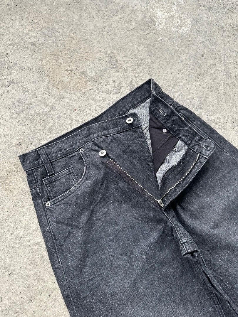 Overlapping waistband baggy pants (Category: Jeans) located in Davao. Submitted by boss_kel (Listing ID 1470096412, Image 2). Description: Waist: 27-28 Lenght: 40 Thigh: 12.5 Hem: 11.5 Issue: Repaired hem.