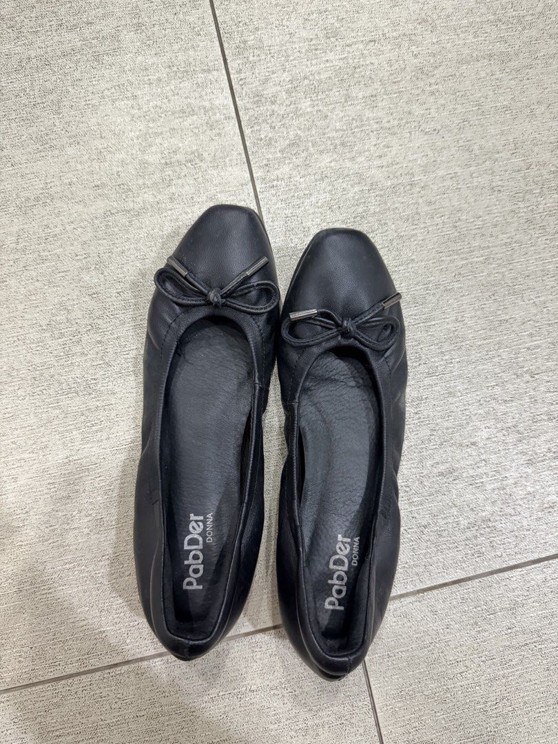 PabDer Donna Black Ballet Flats Size 37 (Category: Flats & Sandals) located in Davao. Submitted by pamdyclutters (Listing ID 1470060314, Image 1). Description: - Brand/Model: PabDer Donna - Size: EU 37 - Color: Classic Black - Style: Slip-on flats with low heel and square toe - Feature: Dainty bow detail on the front and printed logo on the inner lining - Condition: Soles show wear from outdoor walks, overall still a great wardrobe staple - Versa