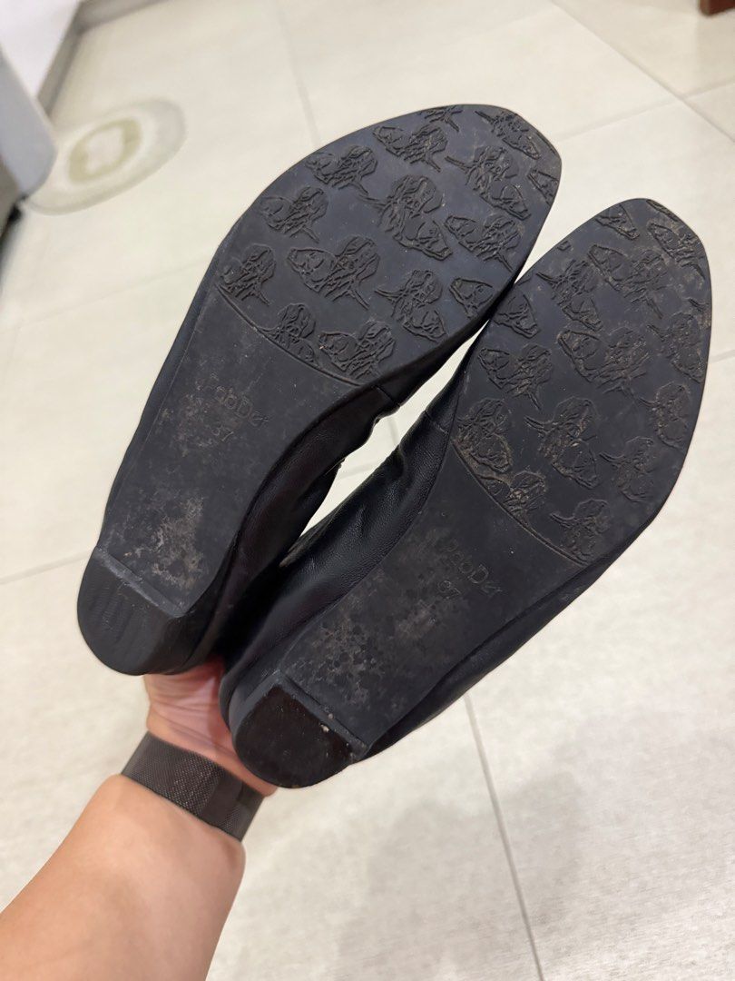 PabDer Donna Black Ballet Flats Size 37 (Category: Flats & Sandals) located in Davao. Submitted by pamdyclutters (Listing ID 1470060314, Image 3). Description: - Brand/Model: PabDer Donna - Size: EU 37 - Color: Classic Black - Style: Slip-on flats with low heel and square toe - Feature: Dainty bow detail on the front and printed logo on the inner lining - Condition: Soles show wear from outdoor walks, overall still a great wardrobe staple - Versa