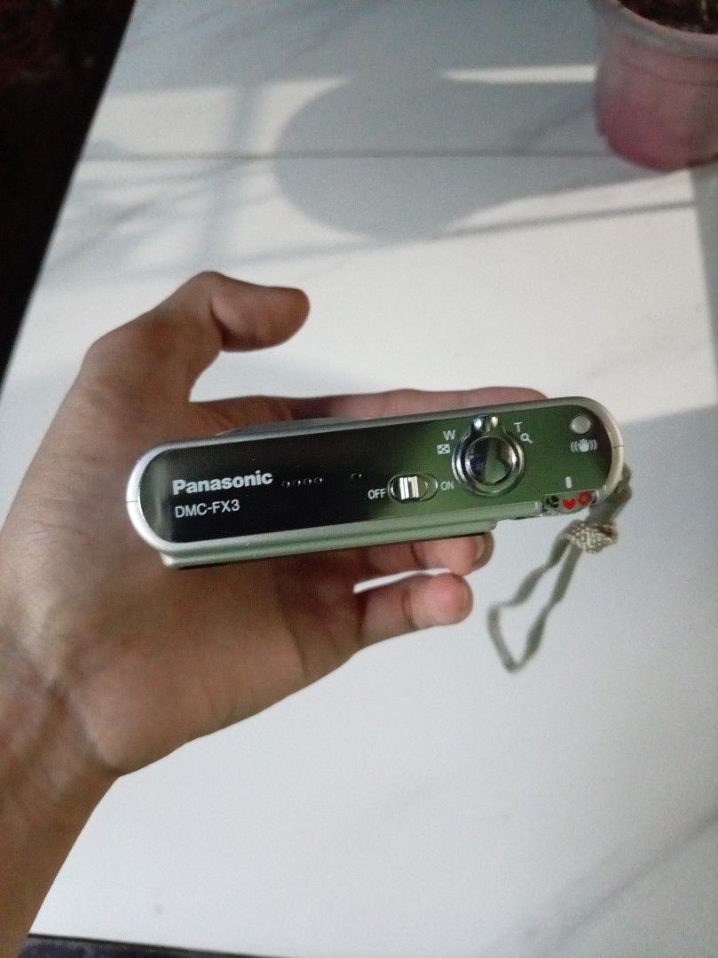 Panasonic Lumix dmc-fx3 (Category: Cameras) located in Batangas. Submitted by one.vrd (Listing ID 1469952268, Image 3). Description: Super kinis pa 🥹 Isssue is lens error, pa repair niyo nalang wala kasing repair shop dito samin kaya hindi ko mapagawa maganda pa naman shots nito. Inclusion: -Battery (bago lang worth 400) -Strap -Camera bag.