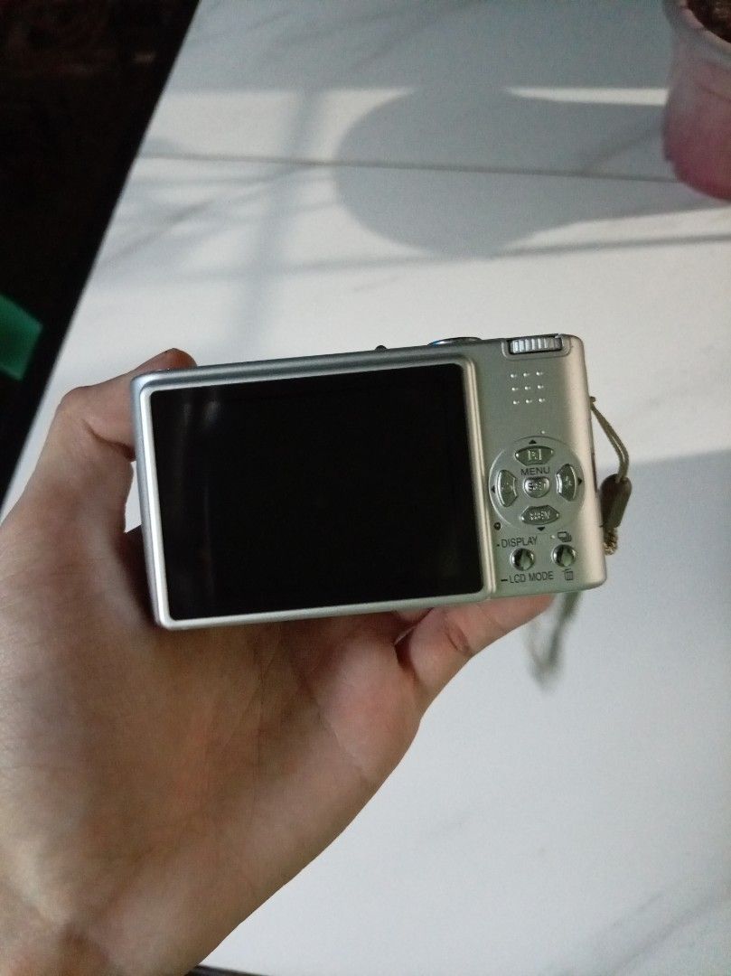 Panasonic Lumix dmc-fx3 (Category: Cameras) located in Batangas. Submitted by one.vrd (Listing ID 1469952268, Image 2). Description: Super kinis pa 🥹 Isssue is lens error, pa repair niyo nalang wala kasing repair shop dito samin kaya hindi ko mapagawa maganda pa naman shots nito. Inclusion: -Battery (bago lang worth 400) -Strap -Camera bag.