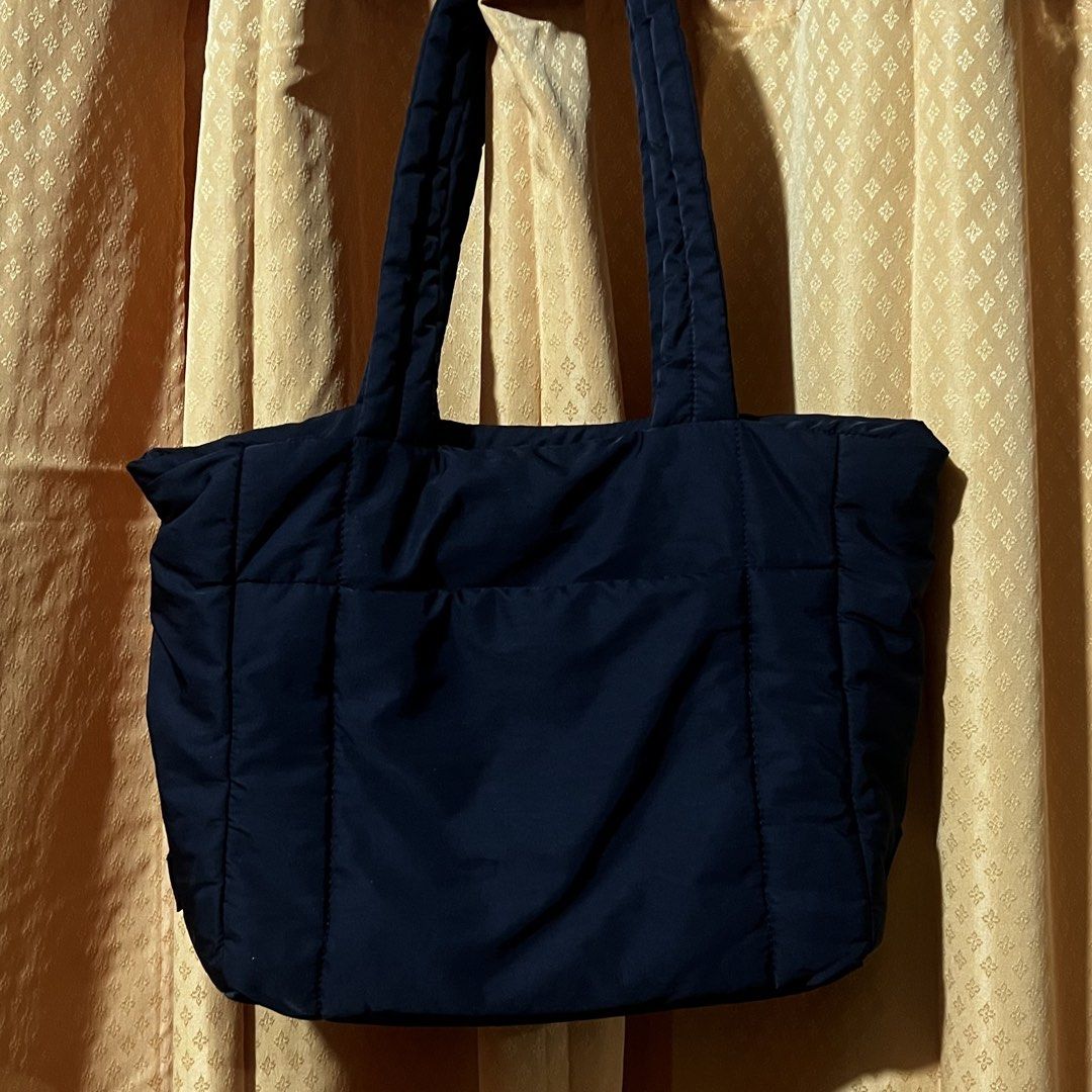 Paper Bunny Black Puffer Shopper (Category: Tote Bags) located in Rizal. Submitted by lovedbylance (Listing ID 1470119099, Image 3). Description: Selling this for a low price since it’s a dooop. Despite this, I can say that the design and overall appearance are nearly identical as I also own an auth one in a different color. The differences are barely noticeable unless you compare them side by side. I’ve only used this bag once and am selling it 