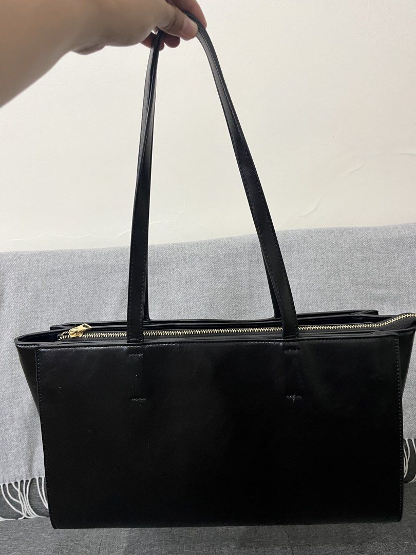 Parfois 13” Laptop Shoulder Bag (Category: Shoulder Bags) located in Manila. Submitted by vastbear.520a38 (Listing ID 1470109453, Image 1). Description: Key Features: Dedicated Laptop Capacity: Purpose-built with a wide, structured main compartment designed to easily slide in and protect standard-sized laptops and A4 folders. Polished Vintage Finish: Crafted from high-quality, sturdy faux leather featuring a smooth, slightly distressed polished l