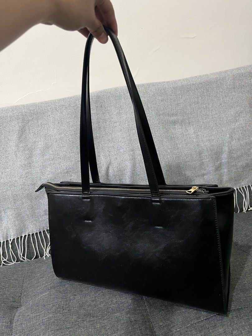 Parfois 13” Laptop Shoulder Bag (Category: Shoulder Bags) located in Manila. Submitted by vastbear.520a38 (Listing ID 1470109453, Image 2). Description: Key Features: Dedicated Laptop Capacity: Purpose-built with a wide, structured main compartment designed to easily slide in and protect standard-sized laptops and A4 folders. Polished Vintage Finish: Crafted from high-quality, sturdy faux leather featuring a smooth, slightly distressed polished l