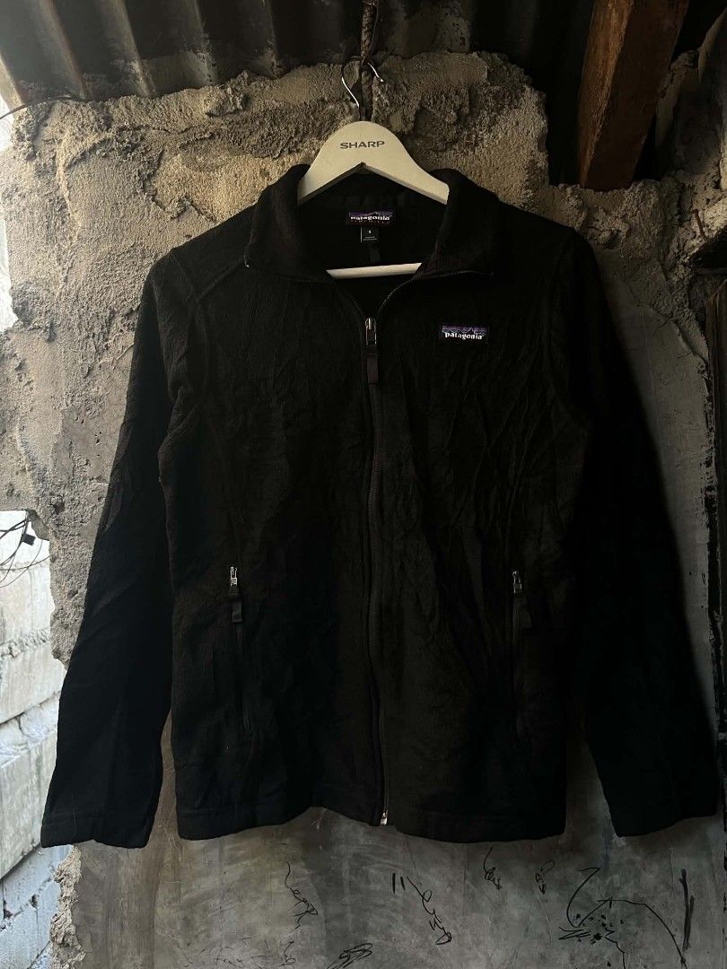 Patagonia full zip (Category: Activewear) located in Manila. Submitted by drenren (Listing ID 1470133769, Image 1). Description: Patagonia 25x19 Need wash 9.8/10 Color Rate claim:799.