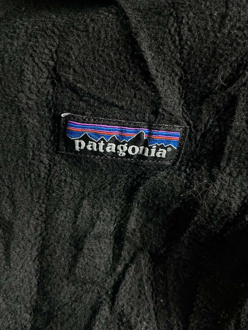 Patagonia full zip (Category: Activewear) located in Manila. Submitted by drenren (Listing ID 1470133769, Image 2). Description: Patagonia 25x19 Need wash 9.8/10 Color Rate claim:799.