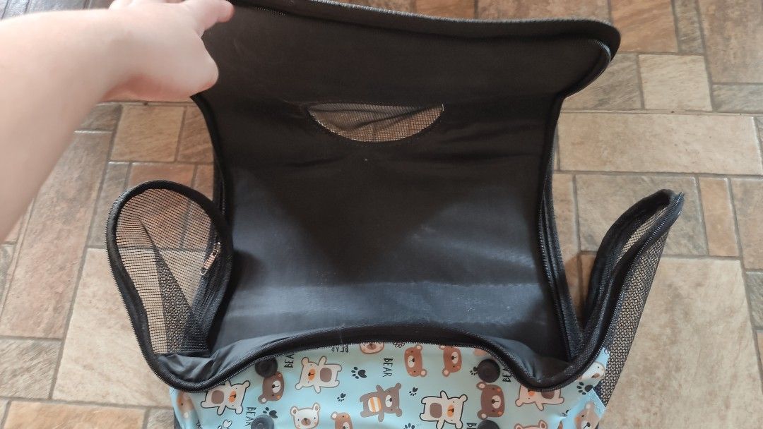 Pet Carrier (Category: Homes & Other Pet Accessories) located in Mangatarem. Submitted by itsumo_kokoro (Listing ID 1469952001, Image 3). Description: Medium in size. Few times lang nagamit then na-stock na..