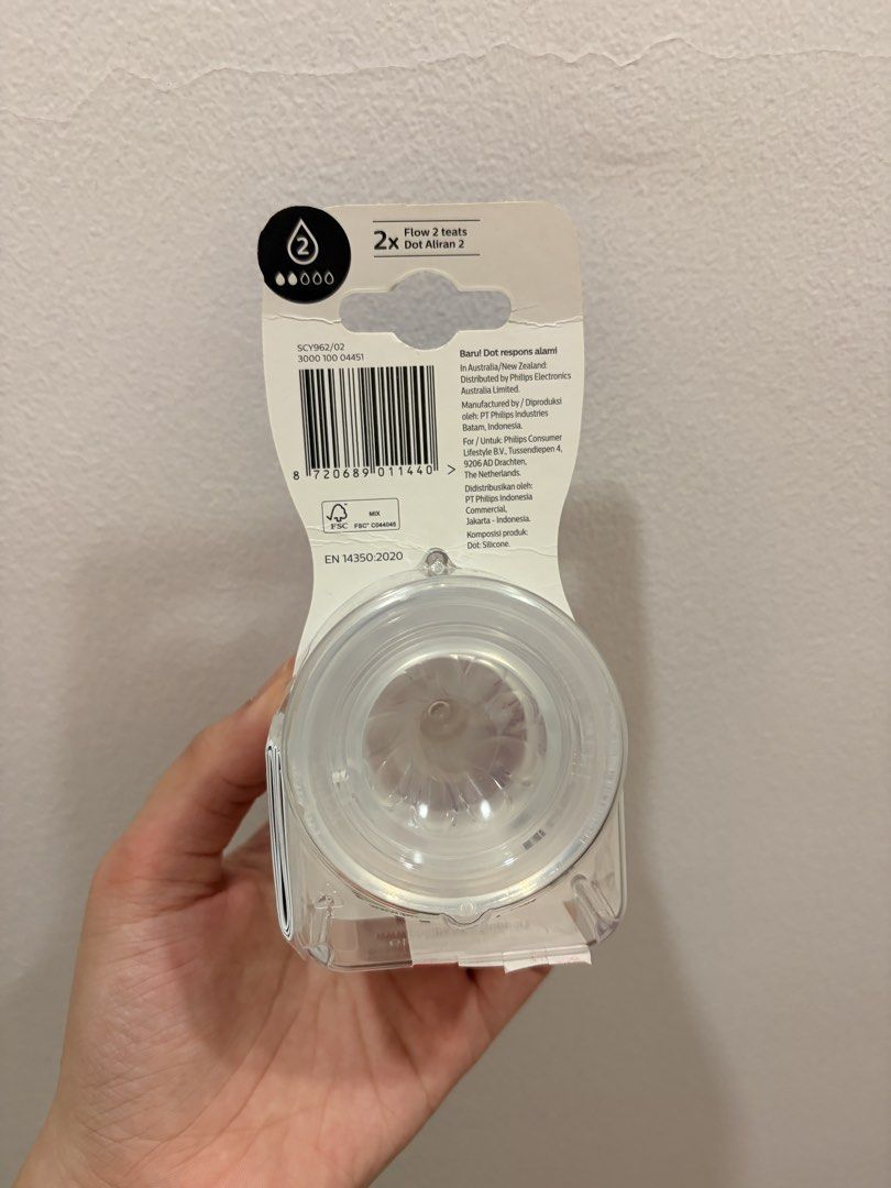 Philips Avent Natural Response Teat Flow 2 0m+ (Category: Breastfeeding & Bottle Feeding) located in Pasig City. Submitted by eterno_ph (Listing ID 1470004725, Image 2). Description: - Item: Philips Avent Natural Response Teat - Flow Rate: Flow 2 (Suitable from 0+ months) - Pack Details: Contains 2 teats, brand new in original unopened packaging - Authenticity: Includes original Baby Company retail sticker - Material: 100% Safe Silicone, 0% BPA -