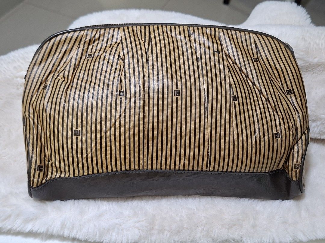 PIERRE BALMAIN LEATHER BIG POUCH (Category: Purses & Pouches) located in Las Pinas. Submitted by annachiaonair2037 (Listing ID 1470127268, Image 3). Description: PIERRE BALMAIN BIG LEATHER POUCH FROM JAPAN YKK ZIP H 6" L 10" W 2" Disclaimer: I am not affiliated with, associated with, or authorized by any of the brands featured posted. Any mention of brand names, trademarks, or logos is solely for identification and reference purposes only..
