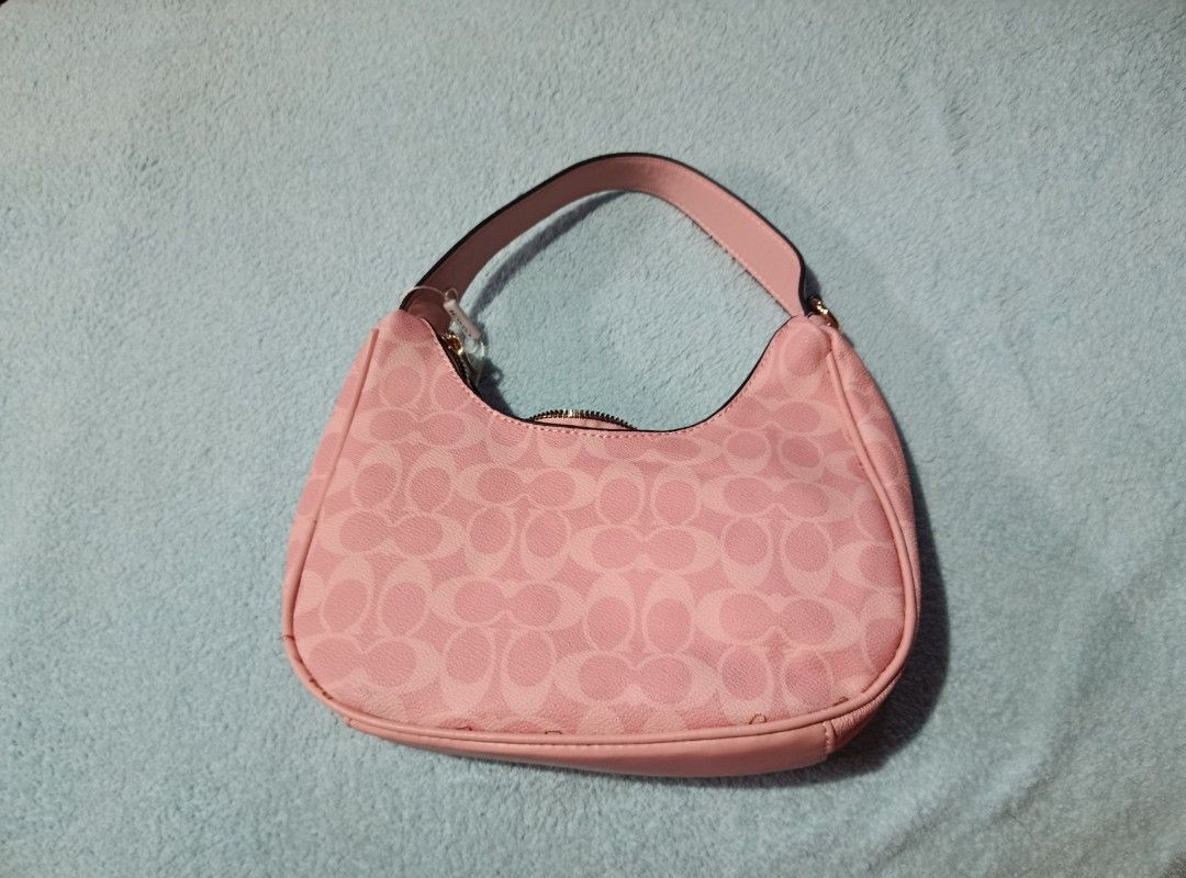 Pink coach (Category: Luxury Bags & Wallets) located in Manila. Submitted by purewolf.c917d2 (Listing ID 1469955457, Image 3). Description: Pink Coach ISSUES❗ -No sling —I didn't use this since i bought it..