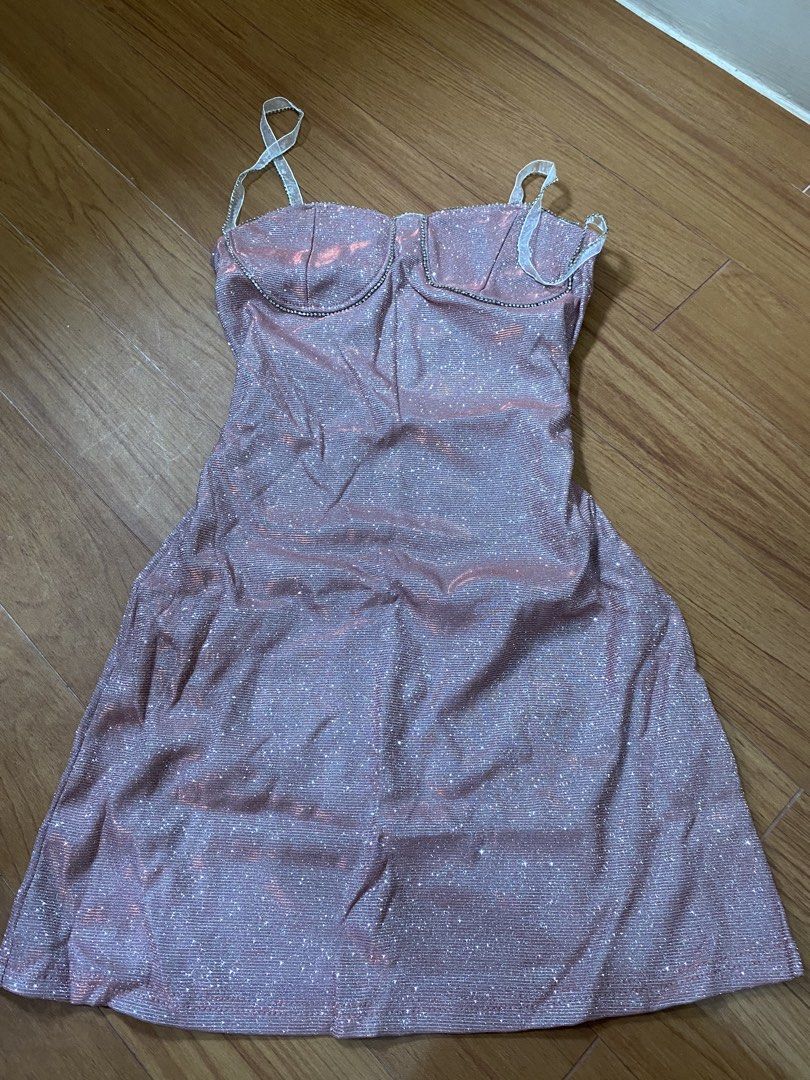 Pink Glittery Dress (Category: Evening dresses & gowns) located in General Trias. Submitted by rarekibae (Listing ID 1469973180, Image 1). Description: .