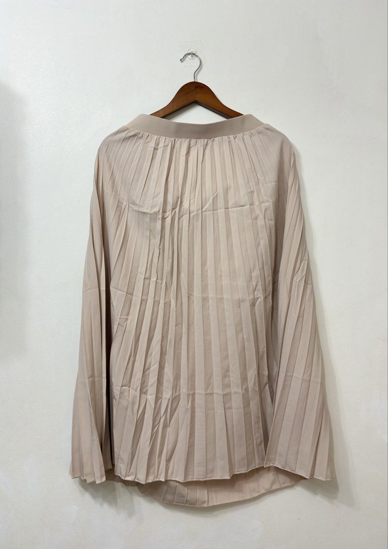 Pink Pleated Skirt (Category: Skirts) located in Mabalacat. Submitted by softlyworn.ph (Listing ID 1470090009, Image 1). Description: Pink Pleated Skirt Size 32-35 .