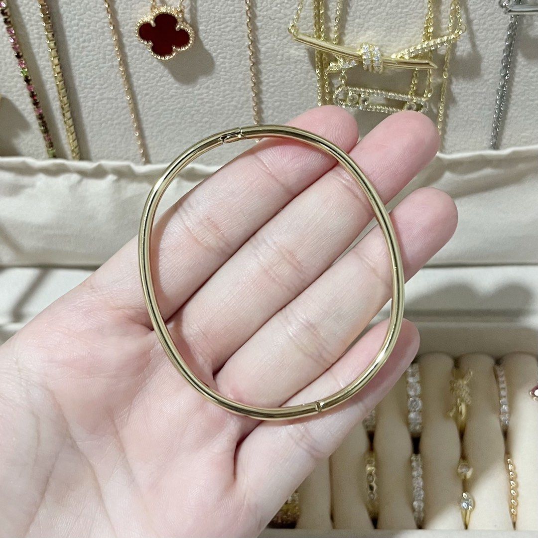 PLAIN SLIM GOLD BANGLE (Category: Bracelets) located in Talavera. Submitted by curatedbykhy (Listing ID 1470076293, Image 2). Description: gandaaa! perfect for stacking can fit small to medium wrist (16-17cm) light gold color (not yellowish!).